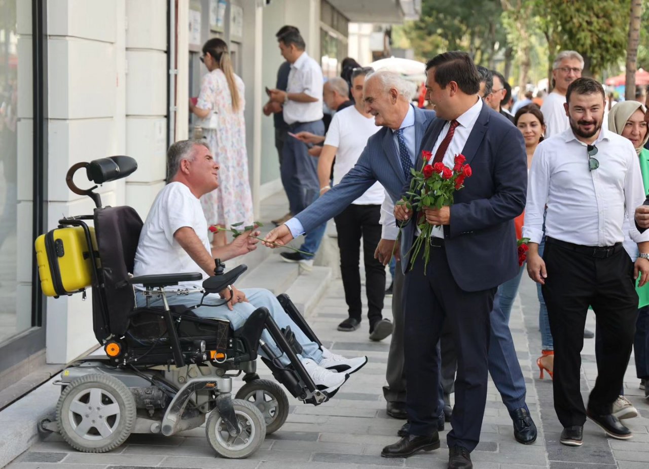 Türkiye'deki hizmet seferberliği Uşak'ta da devam ediyor.